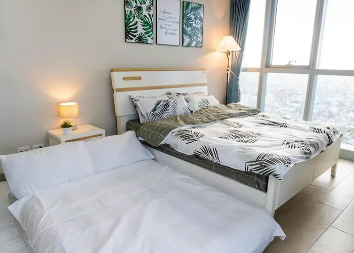 A2j Luxury 3br Uptown Balcony Bgc Near Mall Apartment Manila