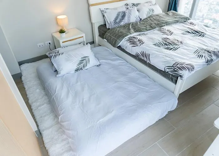 A2j Luxury 3br Uptown Balcony Bgc Near Mall * Manila