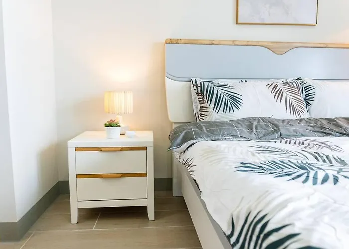 A2j Luxury 3br Uptown Balcony Bgc Near Mall Apartamento Manila