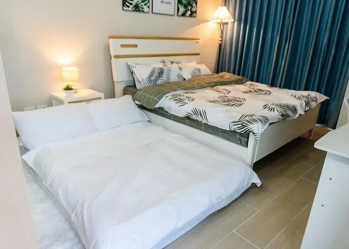 A2j Luxury 3br Uptown Balcony Bgc Near Mall Manila
