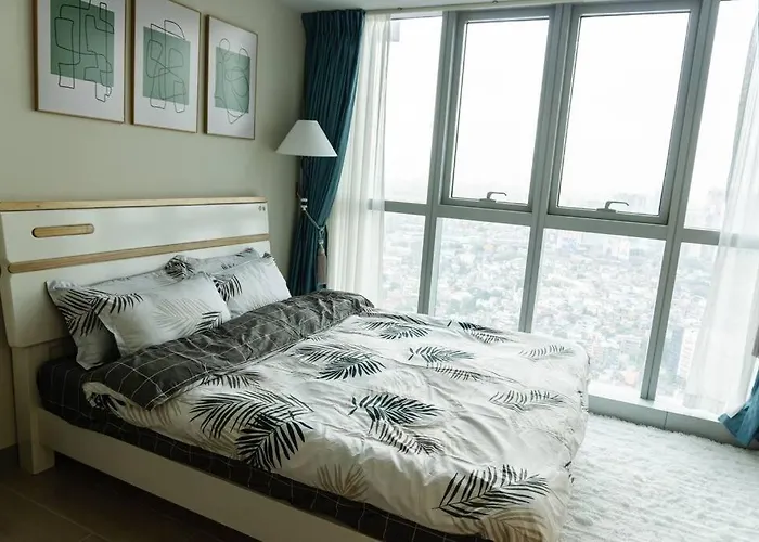 A2j Luxury 3br Uptown Balcony Bgc Near Mall Apartment *