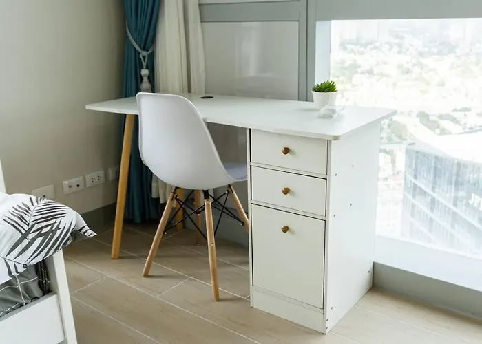 A2j Luxury 3br Uptown Balcony Bgc Near Mall Manila