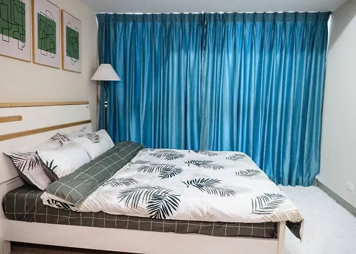 A2j Luxury 3br Uptown Balcony Bgc Near Mall Apartment Manila