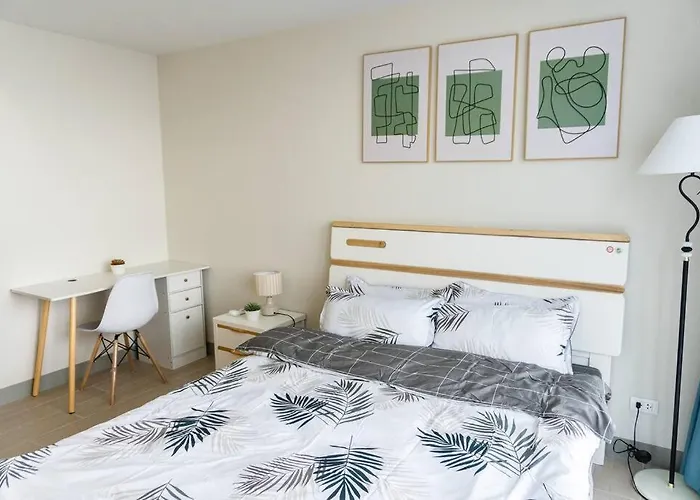A2j Luxury 3br Uptown Balcony Bgc Near Mall Apartment Manila