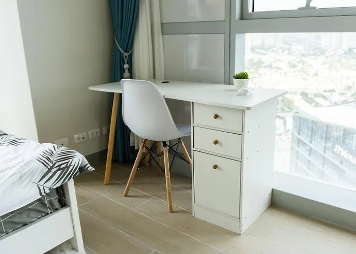 A2j Luxury 3br Uptown Balcony Bgc Near Mall Apartment *