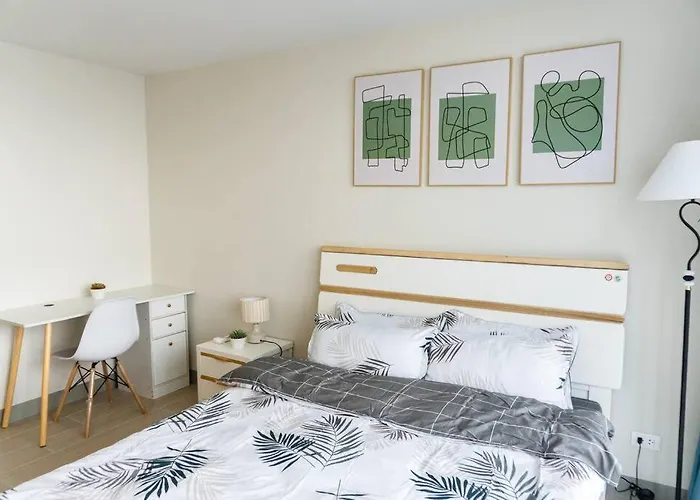 A2j Luxury 3br Uptown Balcony Bgc Near Mall