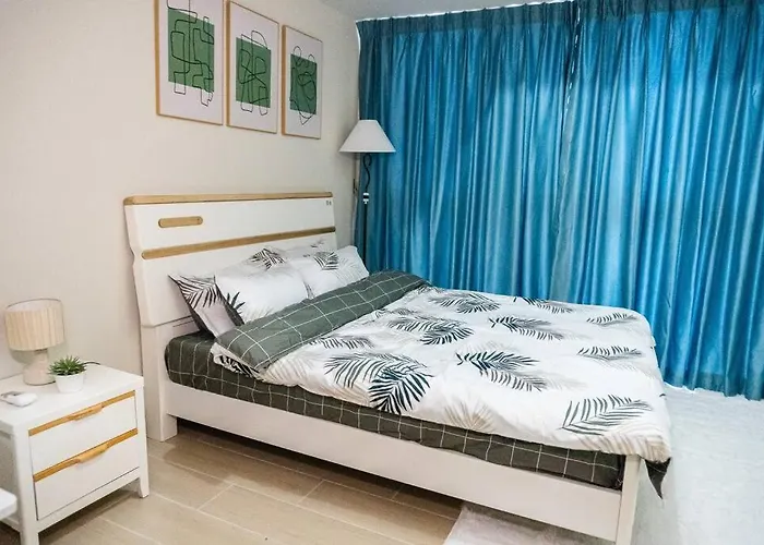A2j Luxury 3br Uptown Balcony Bgc Near Mall Manila
