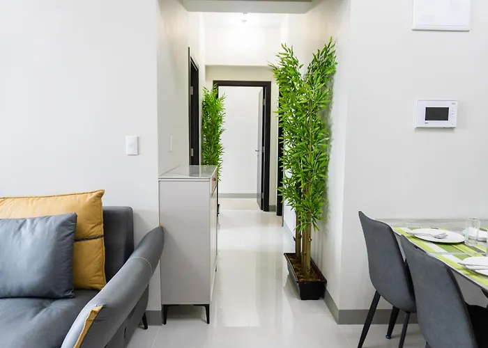 A2j Luxury 3br Uptown Balcony Bgc Near Mall Apartment Manila